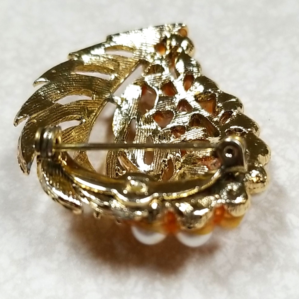 Vintage 1950s Mid Century Faux Pearl Goldtone Brooch Pin - Picture 8 of 13
